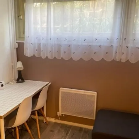 Nice 23m In A With Pool Lägenhet *